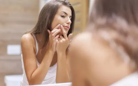 Jak ukryć pryszcza? Makijaż krok po kroku dla naturalnego efektu!