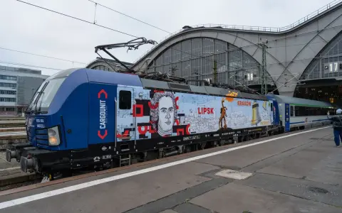 Lokomotywa Eurocity z wizerunkiem Chopina i panoramami miast: Lipsk, Kraków, Przemyśl.