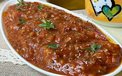 Sugo con pomodorini freschi, profumato con erbe aromatiche, pronto per condire la pasta.