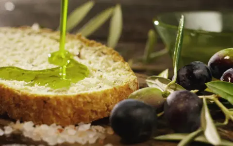 Fettunta: pane tostato con olio d'oliva fresco, olive e sale grosso.