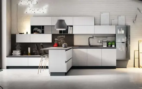 Cucina moderna con isola centrale, pensili bianchi e lavagna con scritta "cooking in your kitchen". Ottima pittura lavabile cucina, opinioni positive per la praticità.
