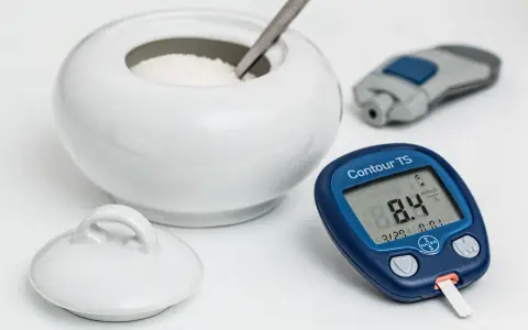Glukometr pokazuje 8.4 mmol/L. Czy to wysoki poziom cukru? Dowiedz się, co to hemoglobina glikowana i jak wpływa na zdrowie.