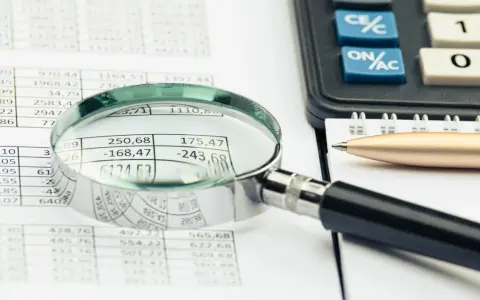 Szukamy dłużnika wśród liczb i dokumentów. Komornik analizuje finanse, by odnaleźć zaginione pieniądze.