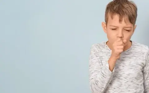 Co podać dziecku gdy chrząka? Skuteczne sposoby na ulgę w kaszlu