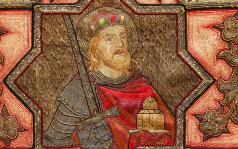 Ein König mit Krone und Bart, der ein Schwert und ein Gebäude hält, umgeben von Ornamenten. Möglicherweise eine Darstellung aus dem Jahr 800 nach Christus.