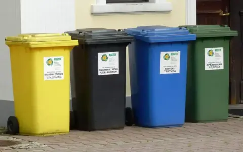 Kolorowe pojemniki na śmieci: żółty na tworzywa, czarny na metale, niebieski na papier, zielony na szkło. Gdzie wyrzucić opakowanie po galaretce? Sprawdź etykiety!