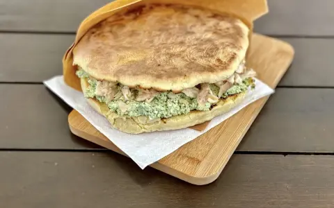 Pyszna bułka z zielonym farszem i kawałkami mięsa. Idealne dobre jedzenie Sanok na szybki lunch.