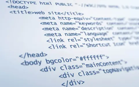 Fragment kodu HTML, pokazujący podstawy tworzenia strony internetowej: doctype, head z tytułem i meta tagami, oraz body z atrybutami i divami.
