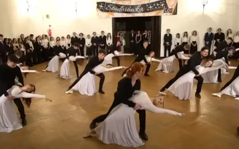 Uczniowie w strojach wieczorowych tańczą poloneza na studniówce. To piękny początek ich maturalnej historii.