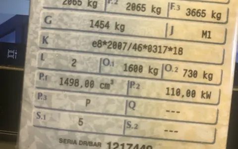 Dane z dowodu rejestracyjnego: masa własna 1454 kg, dopuszczalna masa całkowita 3665 kg.