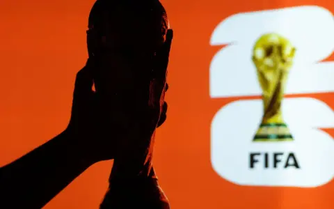 Silueta de mano sosteniendo el trofeo de la Copa Mundial de la FIFA. La pregunta es: cada cuanto es el mundial.