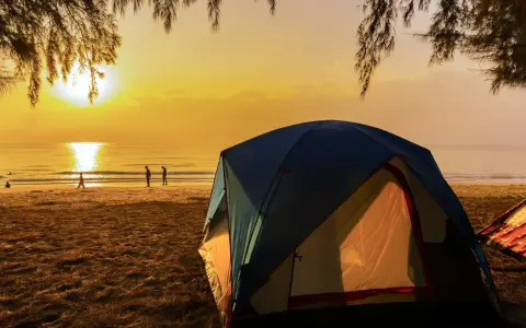 Namiot na plaży o zachodzie słońca. Idealne miejsce na najlepsze pola namiotowe nad morzem.