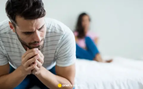 Zamyślony mężczyzna, jego problemy z prostatą i abstynencja seksualna. W tle niewyraźna postać kobiety.