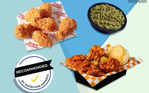 Kawałki smażonego kurczaka KFC, fasolka szparagowa i bułka. Czy to dobry wybór pod kątem twister kfc kcal?