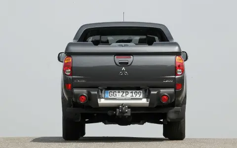 Heckansicht eines grauen Mitsubishi L200 Pickups. Bekannte mitsubishi l200 schwachstellen sind hier nicht sichtbar.