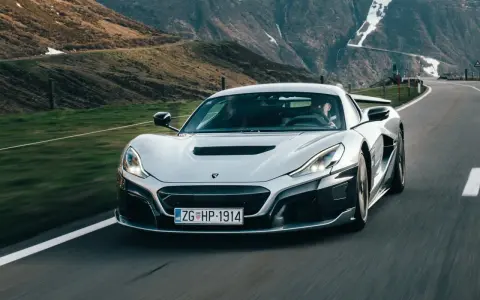 Silberner Rimac Nevera rast auf einer Bergstraße. Der Rimac Nevera Preis ist hoch, aber die Leistung ist unübertroffen.