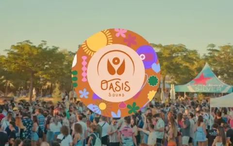 Multitud en un festival al aire libre, con un cartel circular de "Oasis Sound" y un toldo de Heineken Silver al fondo.