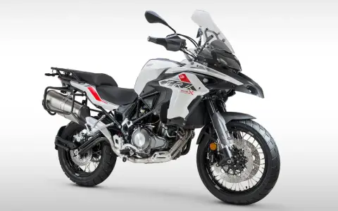 Biały motocykl turystyczny Benelli TRK 502X. Zastanawiasz się, jakie prawo jazdy na motor 1000? Ten model to świetny wybór na początek.
