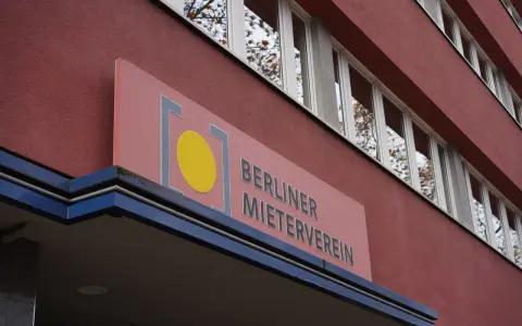 Schild des Berliner Mietervereins. Die Frage, welcher Mieterverein ist der beste, wird hier vielleicht beantwortet.