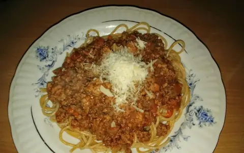 Spaghetti bolognese z winem – przepis na wyjątkowy sos do makaronu