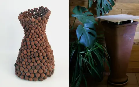 Escultura de arcilla con forma de jarrón, junto a una maceta de terracota con plantas, sugiriendo un sistema de enfriamiento adiabatico.