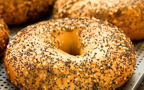 Färska bagels med sesamfrön och vallmofrön, perfekta för ditt bagels recept.