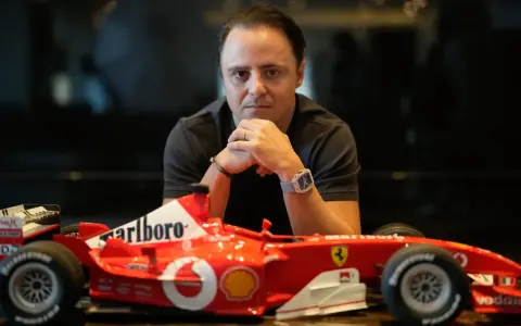 Felipe Massa posa con un modelo de coche de Fórmula 1 de Ferrari, recordando sus días en la pista.