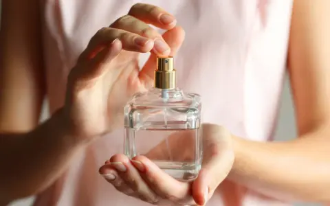Perfumy na co dzień: Sekrety wyboru i aplikacji. Pachnij subtelnie!