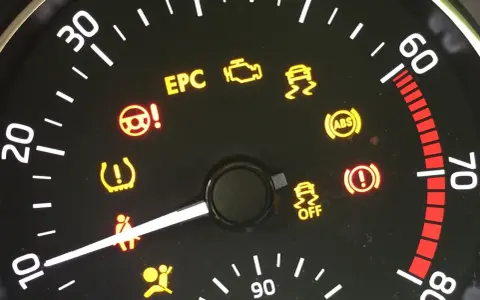 Armaturenbrett mit leuchtenden Warnleuchten: EPC, Motor, ESP, ABS, Bremsen, Airbag, Reifendruck, Lenkung. Die fiat kontrollleuchten bedeutung ist hier zu sehen.