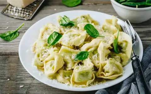 Najlepsze sosy do tortellini ze szpinakiem i ricottą, które zachwycą