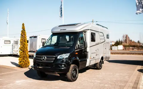 Czarny Mercedes Hymer, kamper gotowy na przygody.