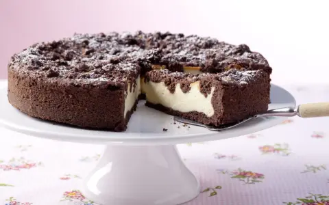 Schokoladen-Zupfkuchen mit cremiger Füllung, bestäubt mit Puderzucker. Ein köstliches Rezept für jeden Anlass.