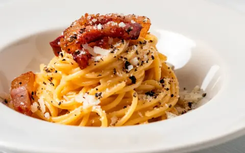 Sekret Pasta alla Gricia: Jak zrobić kremowy sos bez śmietany?