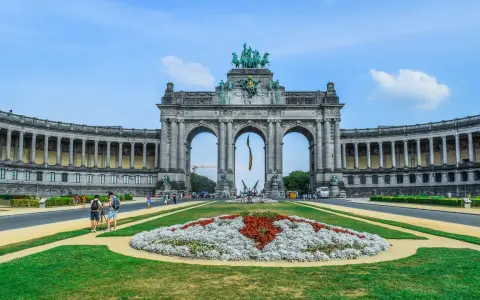 Łuk Triumfalny w Parku Cinquantenaire to imponujący widok, który warto zobaczyć w Brukseli.