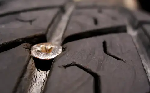 Mèche pneu : réparation rapide ou danger ? Le guide complet
