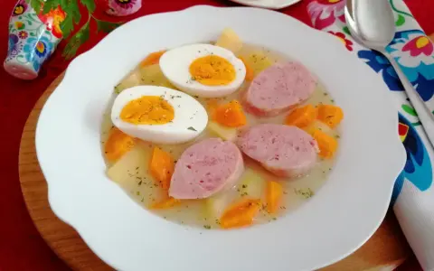 Najprostsza zupa chrzanowa z jajkiem i kiełbasą. Pyszne, domowe danie.