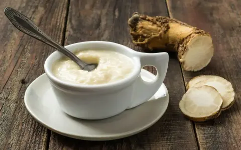 Crema di cren, piccante e saporita, accanto alla radice da cui deriva. Cos'è il cren? È rafano, una radice dal gusto deciso.