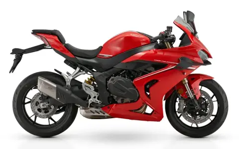 Czerwony, sportowy motocykl, jeden z chińskich motocykli, z czarnym siedzeniem i detalami.