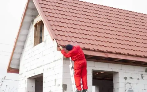 Ile bierze dekarz? Zaskakujące zarobki i koszty usług dekarskich