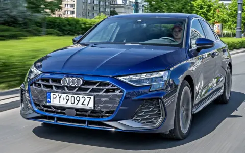 Niebieskie Audi A3 w ruchu miejskim. Sprawdź atrakcyjną audi a3 cena i wybierz swój wymarzony model.