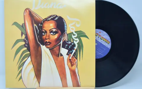 Diana Ross auf dem Cover ihres Albums "Diana". Eine Vinyl-Schallplatte liegt daneben.