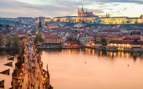 Zachód słońca nad Pragą, tłumy na Moście Karola. Czy do Czech potrzebny jest paszport? Nie, wystarczy dowód osobisty.