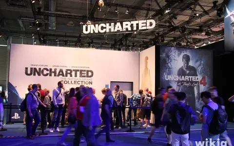 Gente en un evento de videojuegos, con carteles de Uncharted 4 y The Nathan Drake Collection. Se ven varios capítulos de Uncharted.