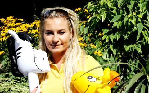 Ile zarabia animator w hotelu? Poznaj realia wynagrodzeń i więcej