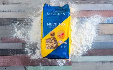 Opakowanie mąki Bezgluten Multi Mix, rozsypana mąka na drewnianym tle. To najzdrowsza mąka bezglutenowa do Twoich wypieków.