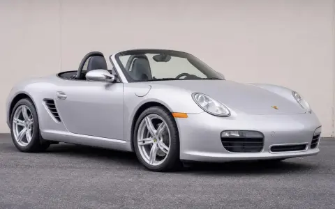 Silberner Porsche Boxster 987 Cabriolet, ein Klassiker mit stabiler Wertentwicklung.