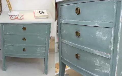 Mueble de tres cajones con acabado desgastado, ideal para restaurar muebles antiguos estilo vintage.