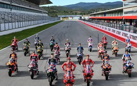Pilotos de MotoGP posan con sus motos en la parrilla, listos para sumar puntos sprint.