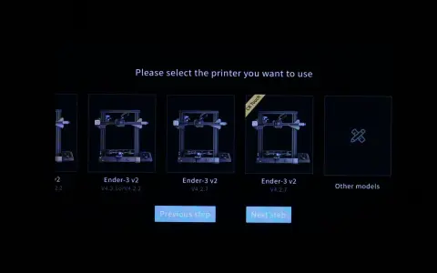 Ekran wyboru drukarki na Creality Sonic Pad. Widoczne modele Ender-3 v2, w tym jeden z CR Touch.