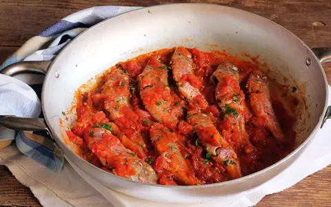 Triglie alla livornese in padella, un classico saporito con pomodoro fresco e prezzemolo.
